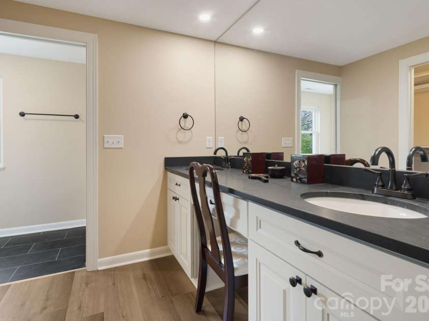 87 Oakview Road, Asheville, NC 28806.  MLS# CAR4368551, YatesRealty ID 21062. 