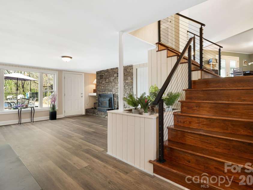 87 Oakview Road, Asheville, NC 28806.  MLS# CAR4368551, YatesRealty ID 21062. 