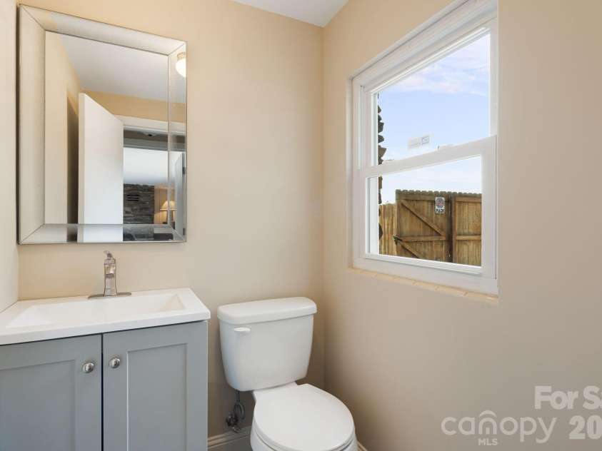87 Oakview Road, Asheville, NC 28806.  MLS# CAR4368551, YatesRealty ID 21062. 