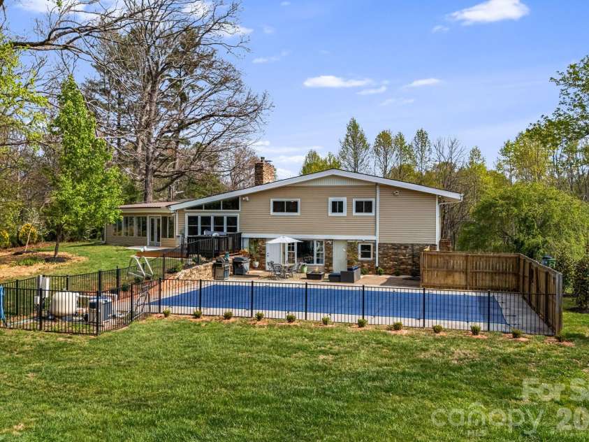 87 Oakview Road, Asheville, NC 28806.  MLS# CAR4368551, YatesRealty ID 21062. 
