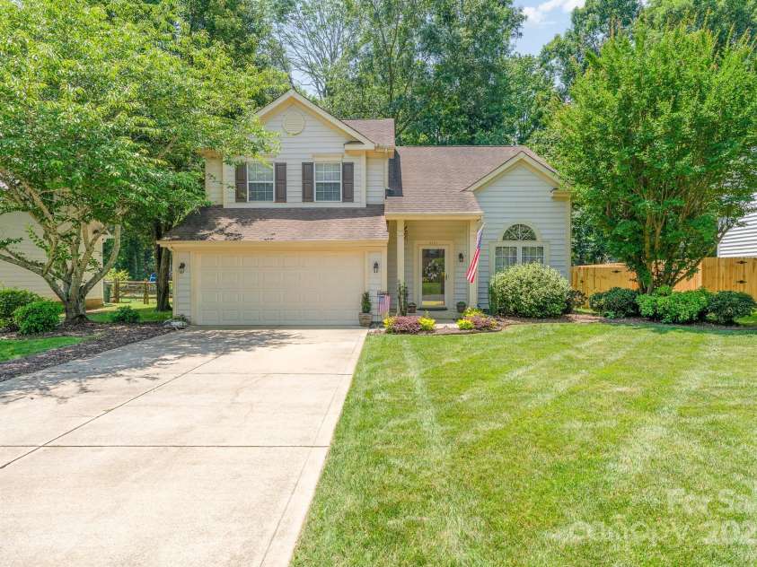 8701 Appaloosa Way Lane, Charlotte, NC 28216.  MLS# CAR4270696, YatesRealty ID 21064. 