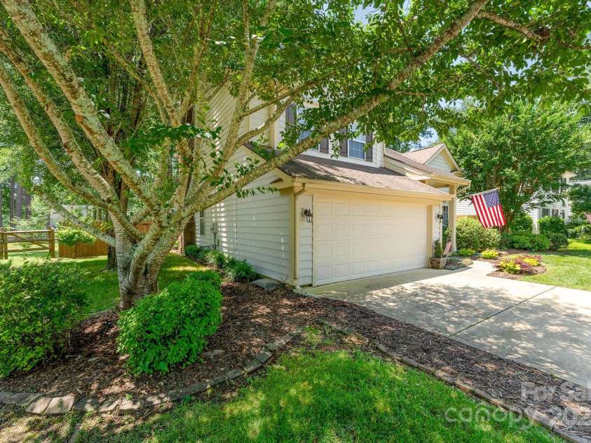8701 Appaloosa Way Lane, Charlotte, NC 28216.  MLS# CAR4270696, YatesRealty ID 21064. 