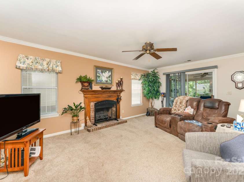 8701 Appaloosa Way Lane, Charlotte, NC 28216.  MLS# CAR4270696, YatesRealty ID 21064. 