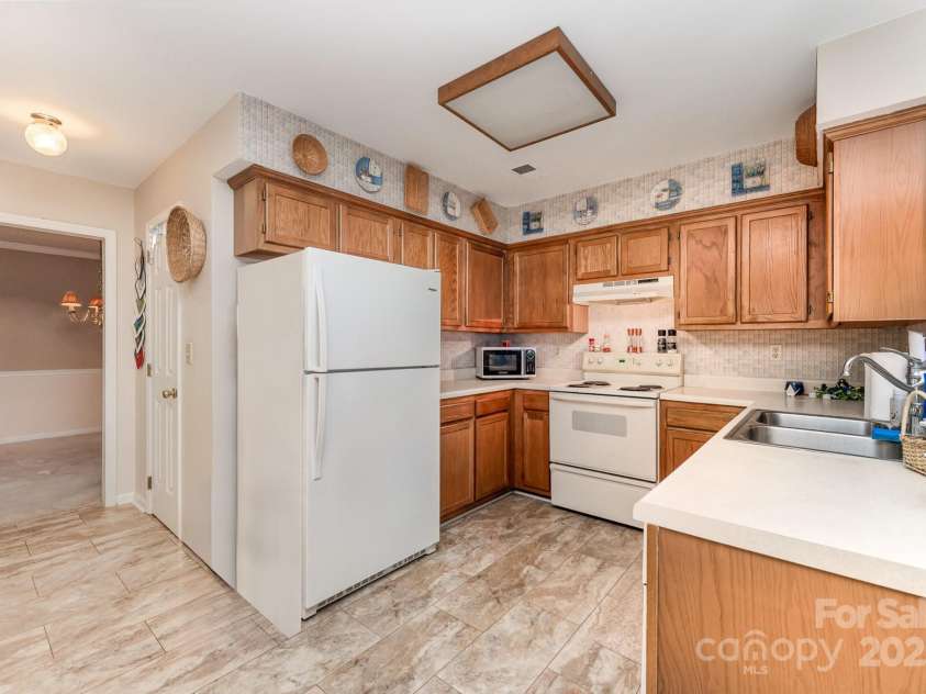 8701 Appaloosa Way Lane, Charlotte, NC 28216.  MLS# CAR4270696, YatesRealty ID 21064. 