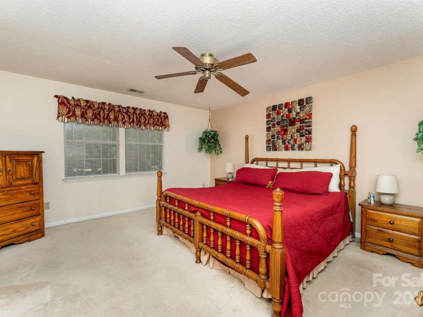 8701 Appaloosa Way Lane, Charlotte, NC 28216.  MLS# CAR4270696, YatesRealty ID 21064. 