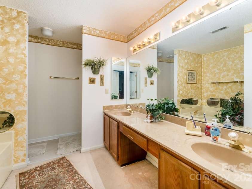 8701 Appaloosa Way Lane, Charlotte, NC 28216.  MLS# CAR4270696, YatesRealty ID 21064. 