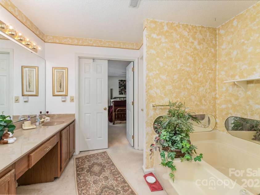 8701 Appaloosa Way Lane, Charlotte, NC 28216.  MLS# CAR4270696, YatesRealty ID 21064. 