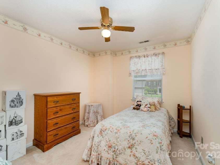 8701 Appaloosa Way Lane, Charlotte, NC 28216.  MLS# CAR4270696, YatesRealty ID 21064. 