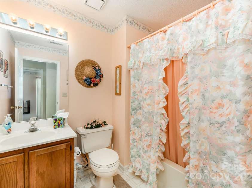 8701 Appaloosa Way Lane, Charlotte, NC 28216.  MLS# CAR4270696, YatesRealty ID 21064. 