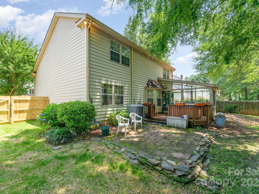 8701 Appaloosa Way Lane, Charlotte, NC 28216.  MLS# CAR4270696, YatesRealty ID 21064. 