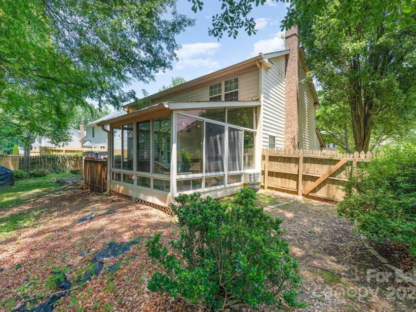 8701 Appaloosa Way Lane, Charlotte, NC 28216.  MLS# CAR4270696, YatesRealty ID 21064. 