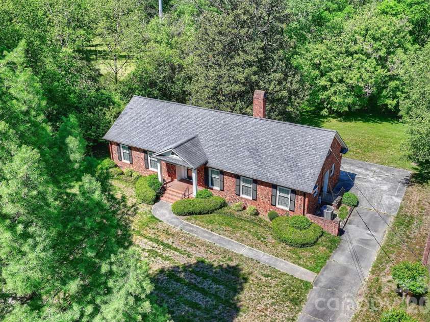 6800 Lancer Drive, Charlotte, NC 28226.  MLS# CAR4372096, YatesRealty ID 21065. 