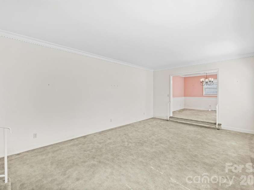 6800 Lancer Drive, Charlotte, NC 28226.  MLS# CAR4372096, YatesRealty ID 21065. 