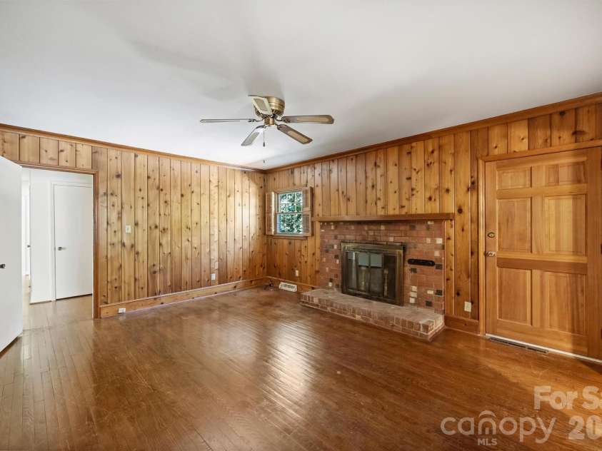 6800 Lancer Drive, Charlotte, NC 28226.  MLS# CAR4372096, YatesRealty ID 21065. 