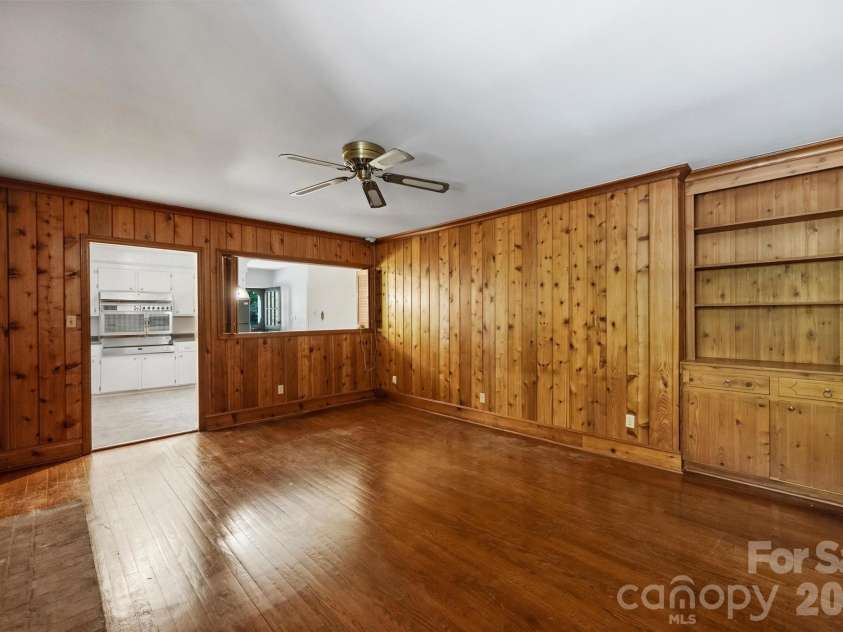 6800 Lancer Drive, Charlotte, NC 28226.  MLS# CAR4372096, YatesRealty ID 21065. 