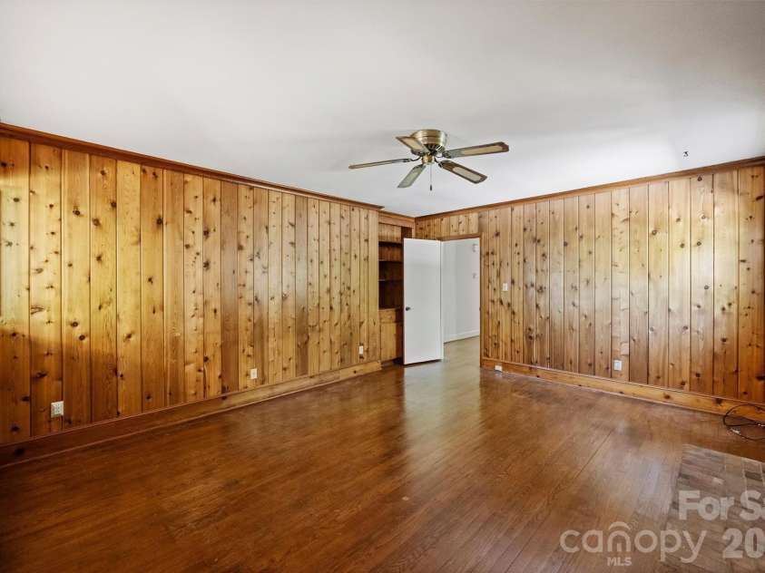 6800 Lancer Drive, Charlotte, NC 28226.  MLS# CAR4372096, YatesRealty ID 21065. 