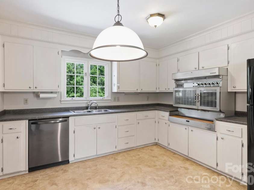 6800 Lancer Drive, Charlotte, NC 28226.  MLS# CAR4372096, YatesRealty ID 21065. 