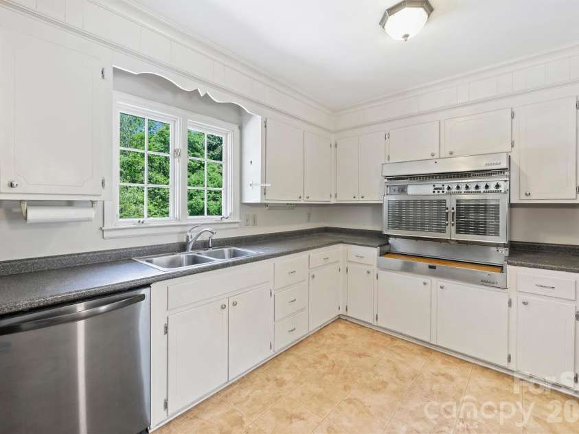 6800 Lancer Drive, Charlotte, NC 28226.  MLS# CAR4372096, YatesRealty ID 21065. 