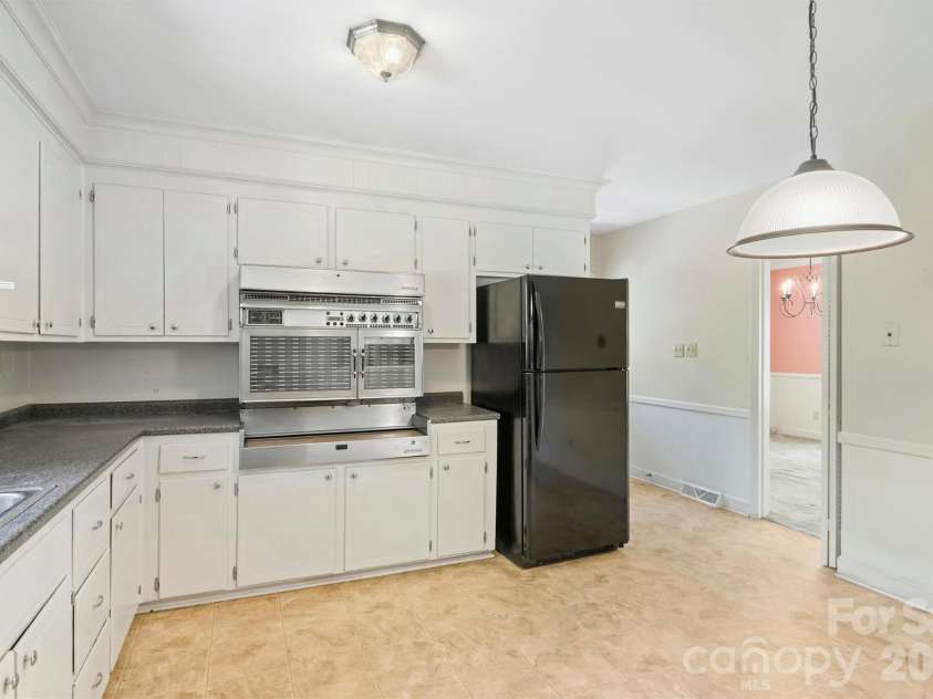 6800 Lancer Drive, Charlotte, NC 28226.  MLS# CAR4372096, YatesRealty ID 21065. 