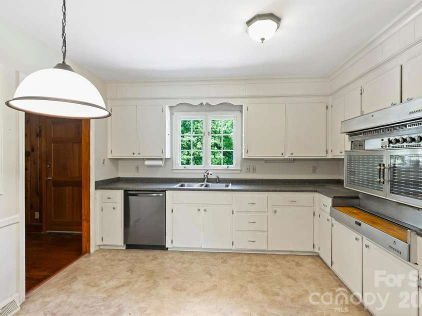 6800 Lancer Drive, Charlotte, NC 28226.  MLS# CAR4372096, YatesRealty ID 21065. 