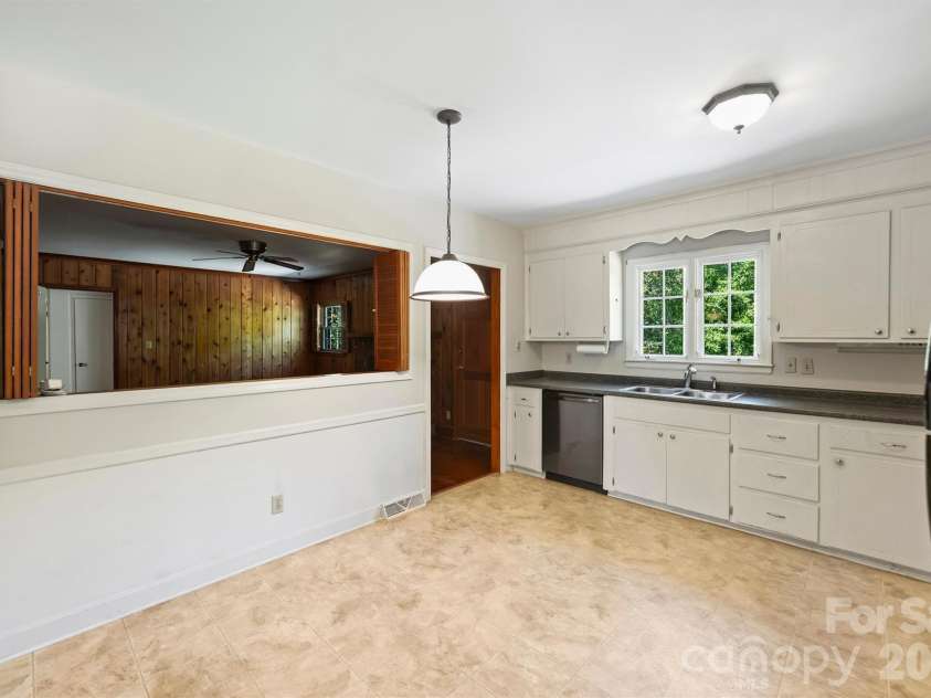 6800 Lancer Drive, Charlotte, NC 28226.  MLS# CAR4372096, YatesRealty ID 21065. 