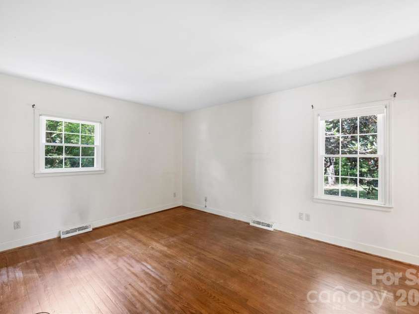 6800 Lancer Drive, Charlotte, NC 28226.  MLS# CAR4372096, YatesRealty ID 21065. 