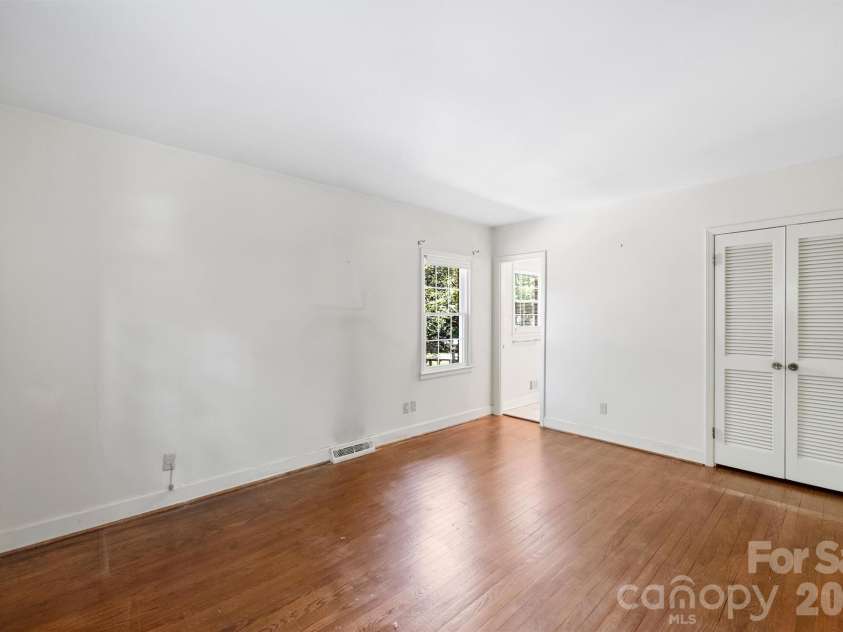 6800 Lancer Drive, Charlotte, NC 28226.  MLS# CAR4372096, YatesRealty ID 21065. 
