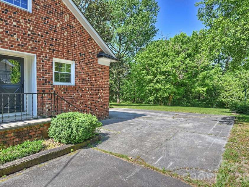 6800 Lancer Drive, Charlotte, NC 28226.  MLS# CAR4372096, YatesRealty ID 21065. 