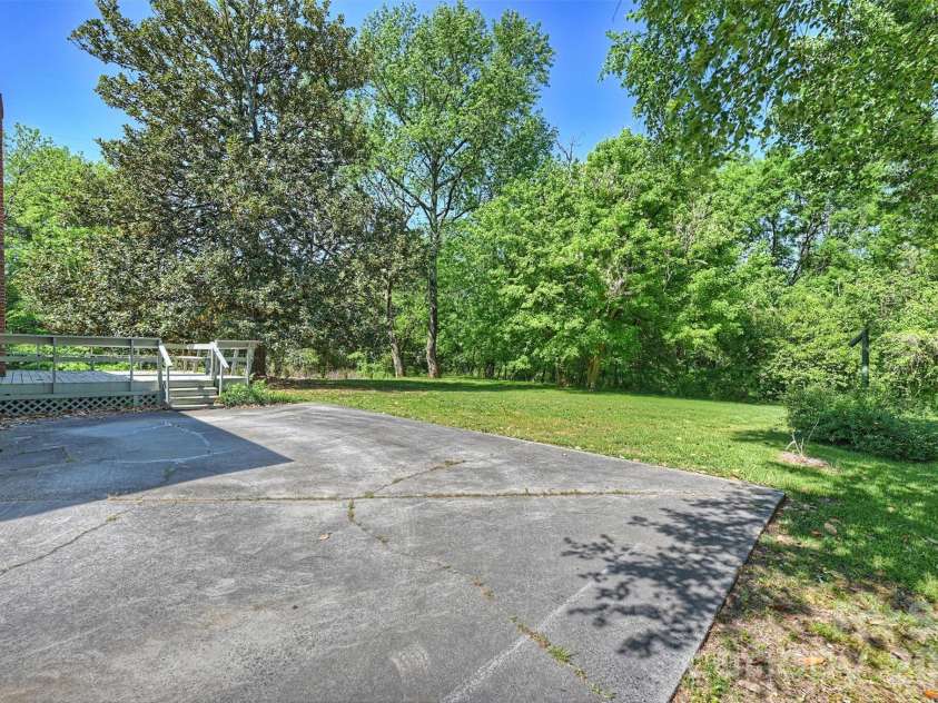 6800 Lancer Drive, Charlotte, NC 28226.  MLS# CAR4372096, YatesRealty ID 21065. 