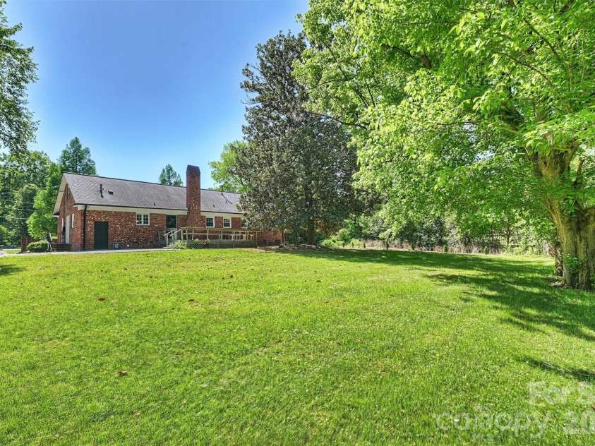6800 Lancer Drive, Charlotte, NC 28226.  MLS# CAR4372096, YatesRealty ID 21065. 