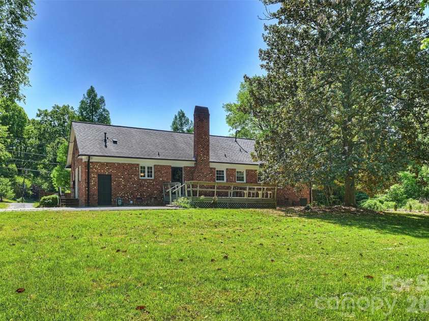 6800 Lancer Drive, Charlotte, NC 28226.  MLS# CAR4372096, YatesRealty ID 21065. 