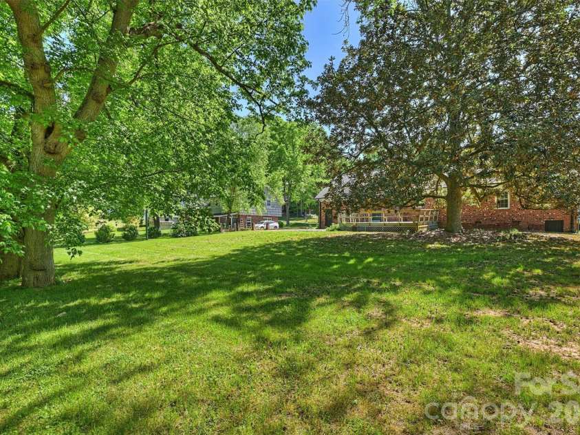 6800 Lancer Drive, Charlotte, NC 28226.  MLS# CAR4372096, YatesRealty ID 21065. 