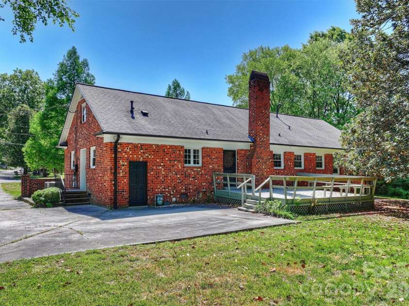 6800 Lancer Drive, Charlotte, NC 28226.  MLS# CAR4372096, YatesRealty ID 21065. 