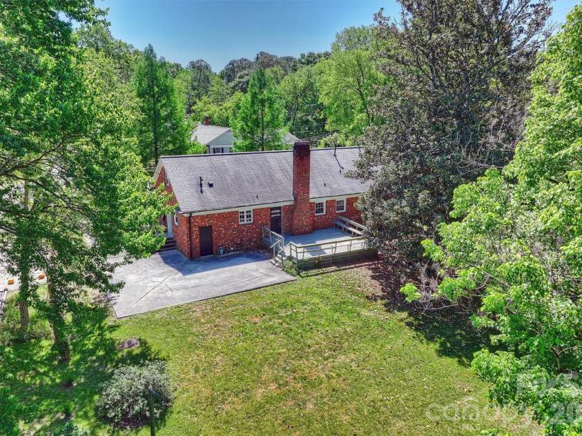 6800 Lancer Drive, Charlotte, NC 28226.  MLS# CAR4372096, YatesRealty ID 21065. 