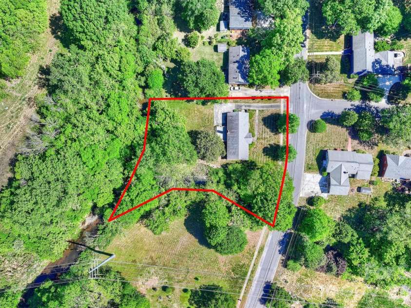 6800 Lancer Drive, Charlotte, NC 28226.  MLS# CAR4372096, YatesRealty ID 21065. 