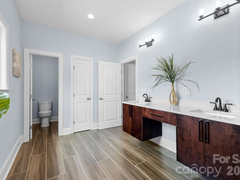 12057 Mariners Cove Court, Lancaster, SC 29720.  MLS# CAR4359140, YatesRealty ID 21066. Primary bath w/ linen closet 