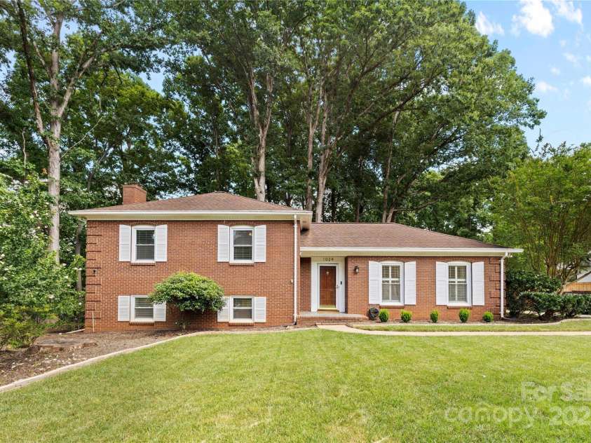 1024 Regency Drive, Charlotte, NC 28211.  MLS# CAR4271953, YatesRealty ID 21067. 