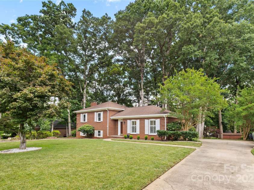 1024 Regency Drive, Charlotte, NC 28211.  MLS# CAR4271953, YatesRealty ID 21067. 