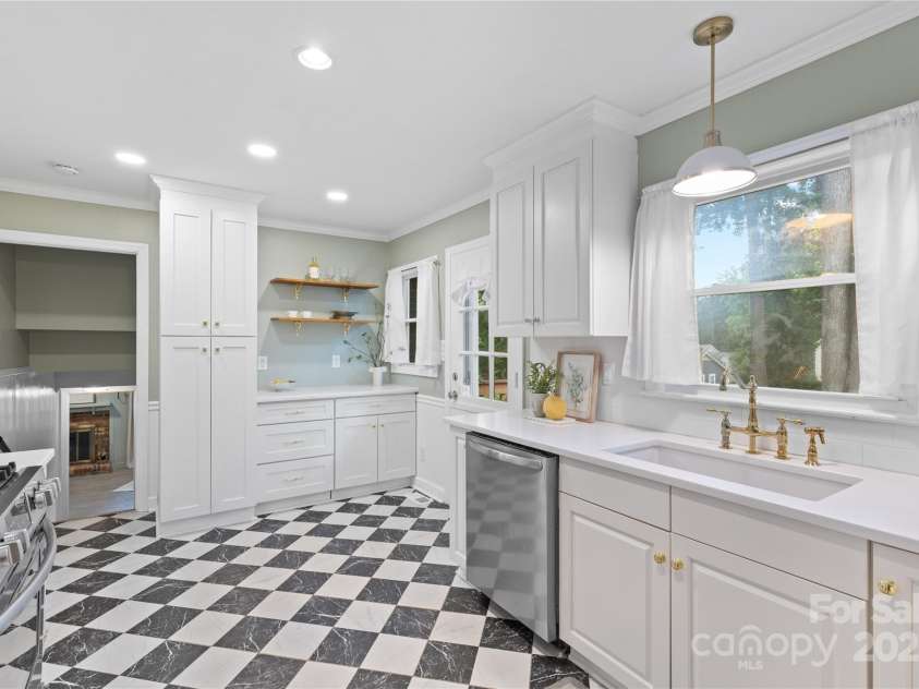 1024 Regency Drive, Charlotte, NC 28211.  MLS# CAR4271953, YatesRealty ID 21067. 