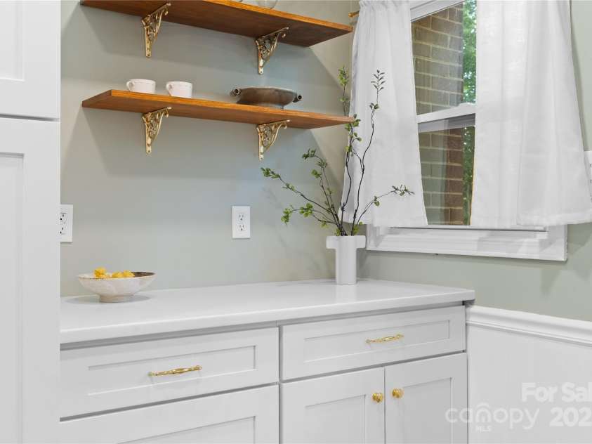 1024 Regency Drive, Charlotte, NC 28211.  MLS# CAR4271953, YatesRealty ID 21067. 