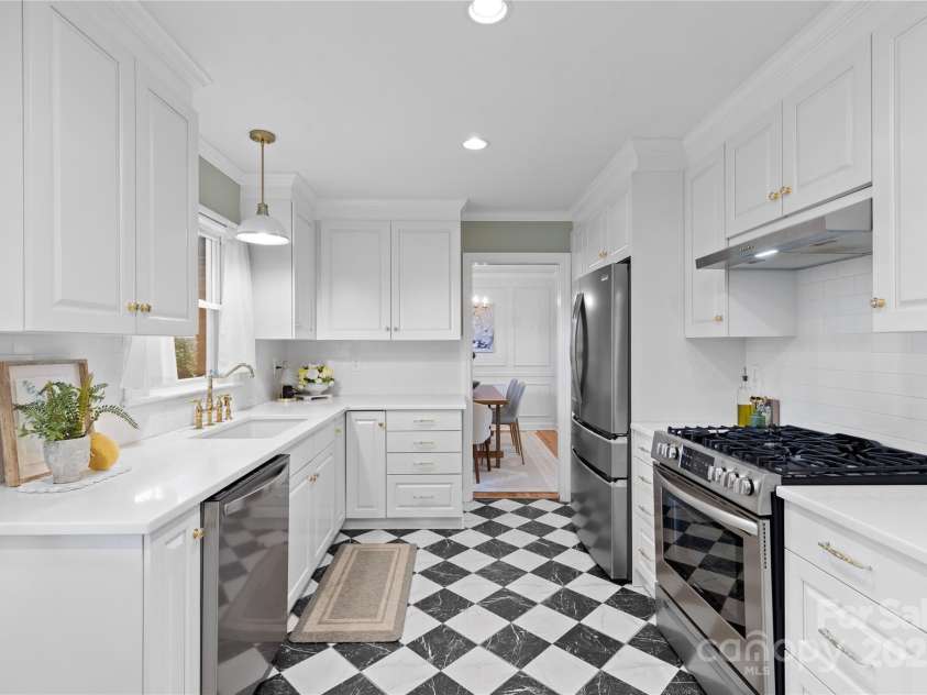 1024 Regency Drive, Charlotte, NC 28211.  MLS# CAR4271953, YatesRealty ID 21067. 