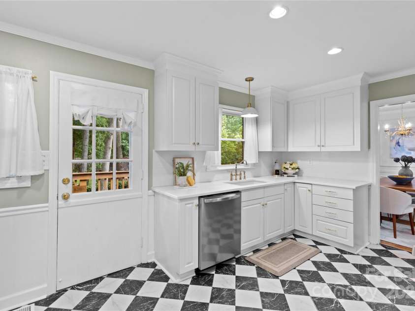 1024 Regency Drive, Charlotte, NC 28211.  MLS# CAR4271953, YatesRealty ID 21067. 