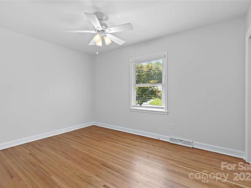 1024 Regency Drive, Charlotte, NC 28211.  MLS# CAR4271953, YatesRealty ID 21067. 