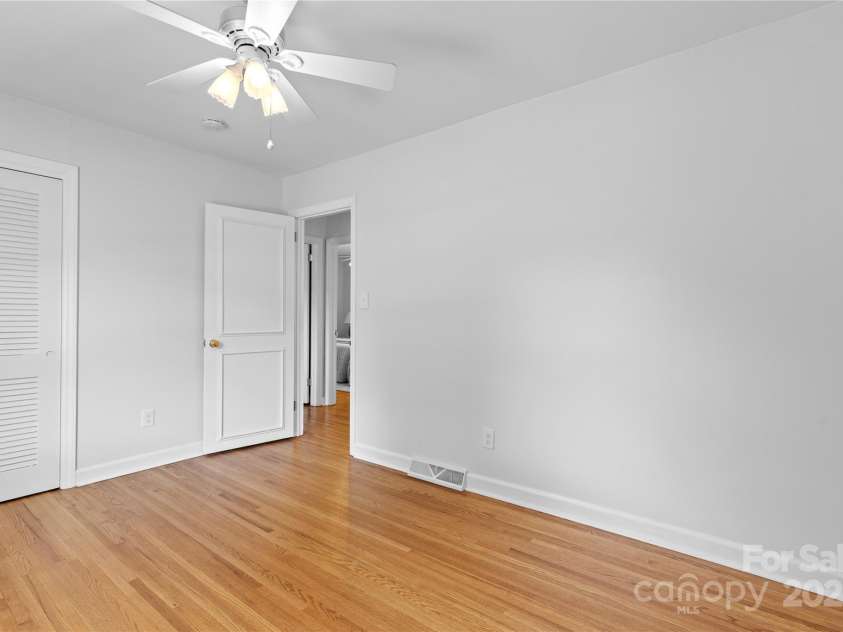 1024 Regency Drive, Charlotte, NC 28211.  MLS# CAR4271953, YatesRealty ID 21067. 