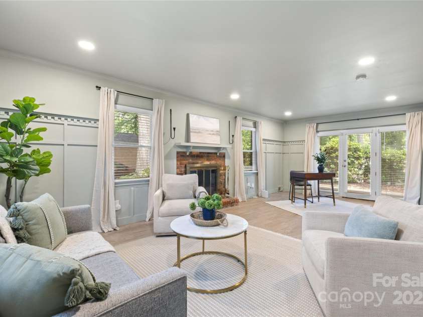 1024 Regency Drive, Charlotte, NC 28211.  MLS# CAR4271953, YatesRealty ID 21067. 