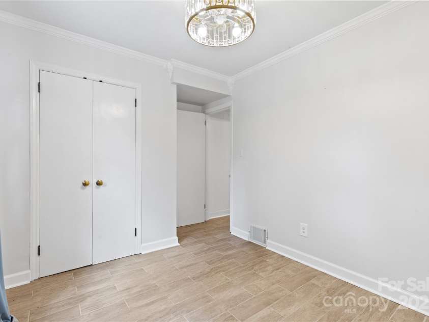 1024 Regency Drive, Charlotte, NC 28211.  MLS# CAR4271953, YatesRealty ID 21067. 