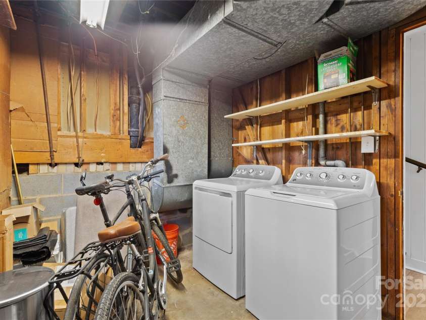 1024 Regency Drive, Charlotte, NC 28211.  MLS# CAR4271953, YatesRealty ID 21067. 