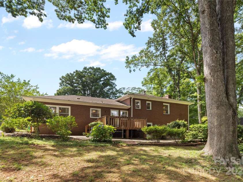 1024 Regency Drive, Charlotte, NC 28211.  MLS# CAR4271953, YatesRealty ID 21067. 