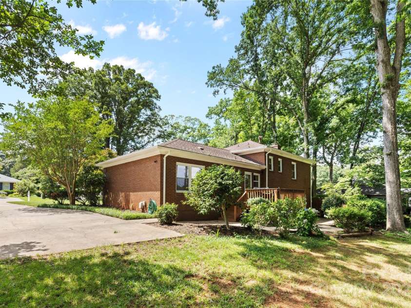 1024 Regency Drive, Charlotte, NC 28211.  MLS# CAR4271953, YatesRealty ID 21067. 