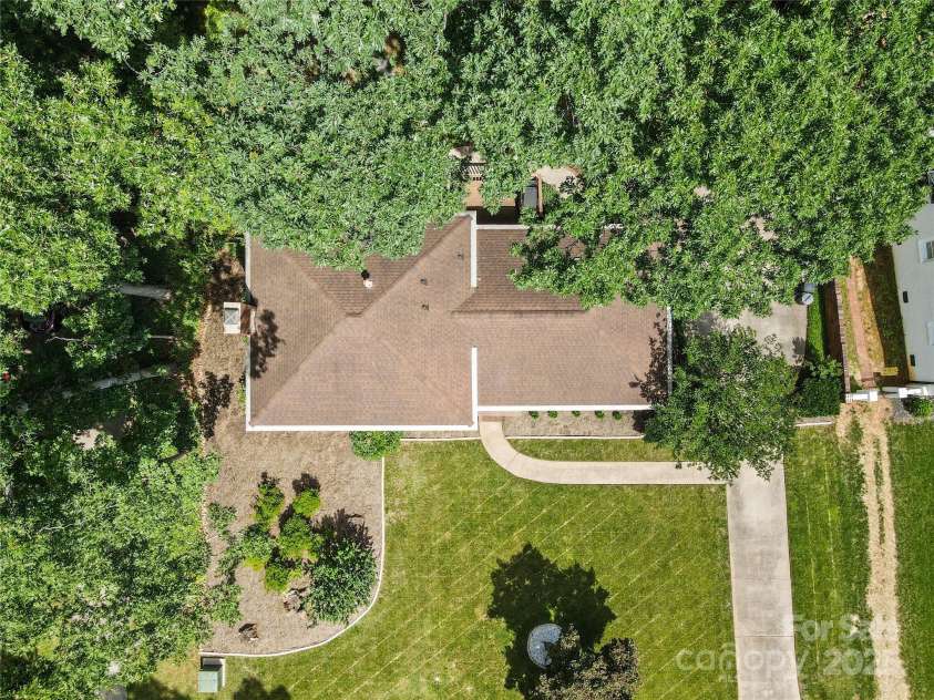 1024 Regency Drive, Charlotte, NC 28211.  MLS# CAR4271953, YatesRealty ID 21067. 